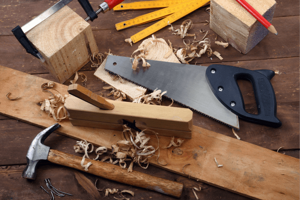Métier de charpentier outils