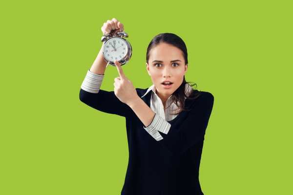 Femme montrant du doigt une horloge