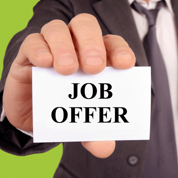 Offre d'emploi Homme tenant une carte ou il est écrit
