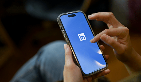 Téléphone avec LinkedIn ouvert dessus