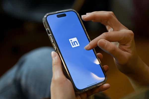 Téléphone ouvert sur l'application LinkedIn