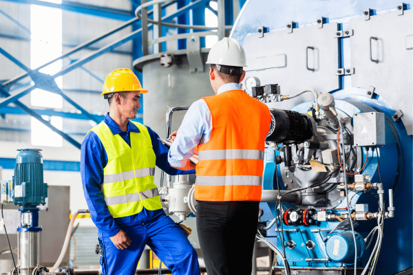 Employés travaillant dans une usine