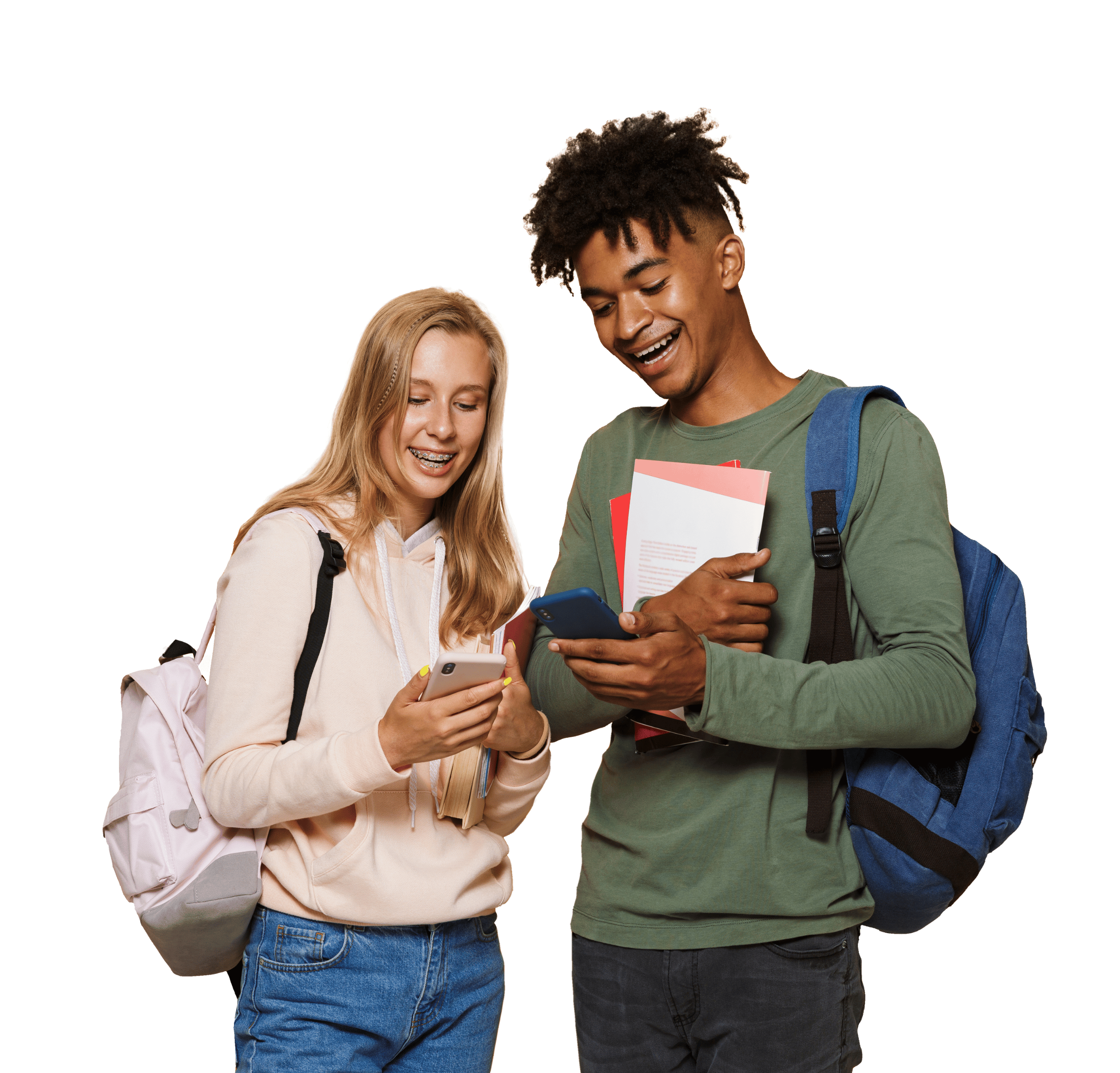 2 étudiants en train de rigoler devant leurs téléphones