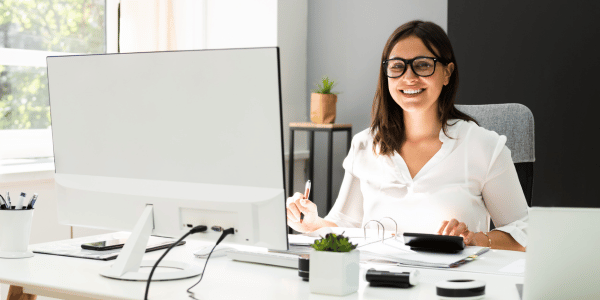 Comptable en train de travailler à son bureau