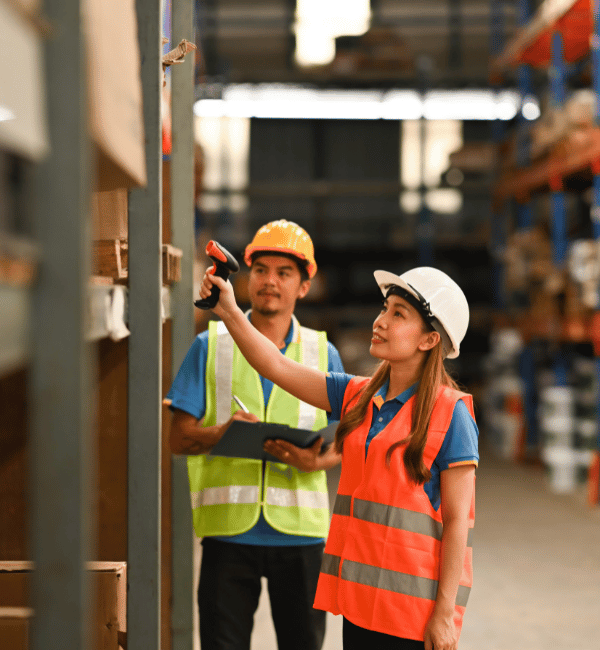 2 employés en train de travailler dans une usine