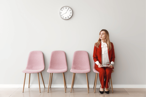 Jeune femme attendant de passer un entretien d'embauche