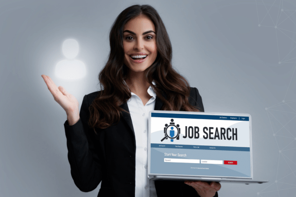 Femme tenant un ordinateur montrant une offre d'emploi